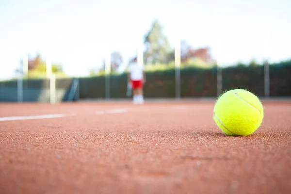 그늘에서 테니스 코트의 바닥에 테니스 — 스톡 사진