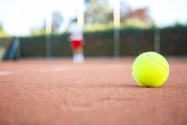 그늘에서 테니스 코트의 바닥에 테니스 — 스톡 사진