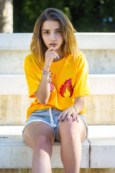 Портрет Молодой Женщины Позирующей Улице Жёлтой Рубашке Пока Светит Солнце — стоковое фото