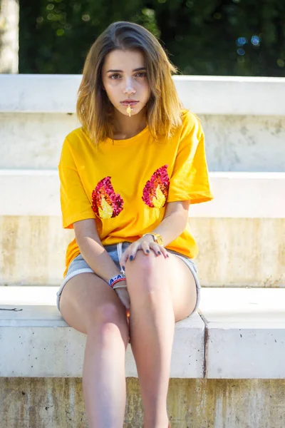 Retrato Uma Jovem Posando Rua Usando Uma Camisa Amarela Enquanto — Fotografia de Stock