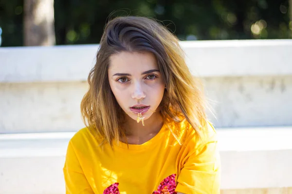 Retrato Uma Jovem Posando Rua Usando Uma Camisa Amarela Enquanto — Fotografia de Stock