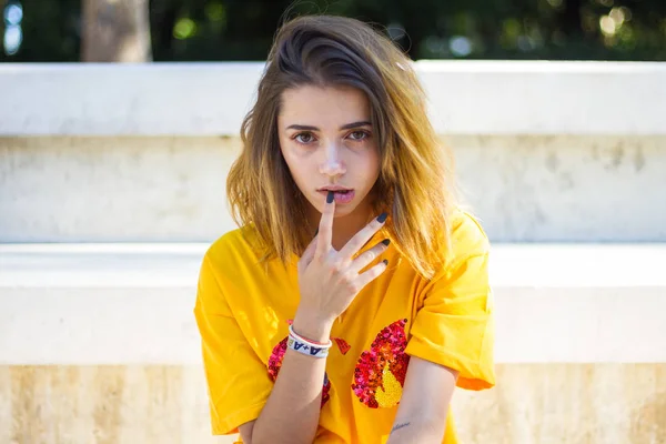 Retrato Una Joven Posando Calle Con Una Camisa Amarilla Mientras — Foto de Stock