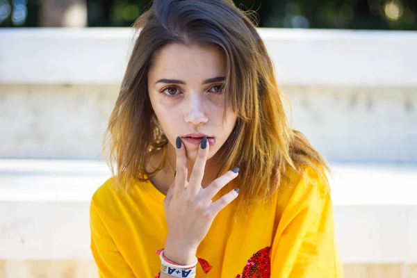 Retrato Una Joven Posando Calle Con Una Camisa Amarilla Mientras — Foto de Stock