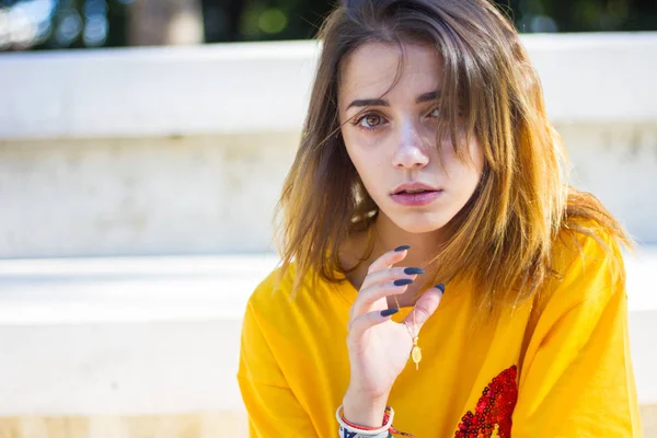 Retrato Una Joven Posando Calle Con Una Camisa Amarilla Mientras — Foto de Stock