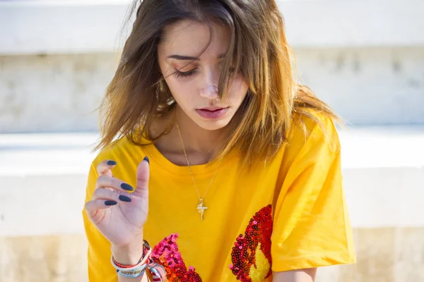 Retrato Uma Jovem Posando Rua Usando Uma Camisa Amarela Enquanto — Fotografia de Stock