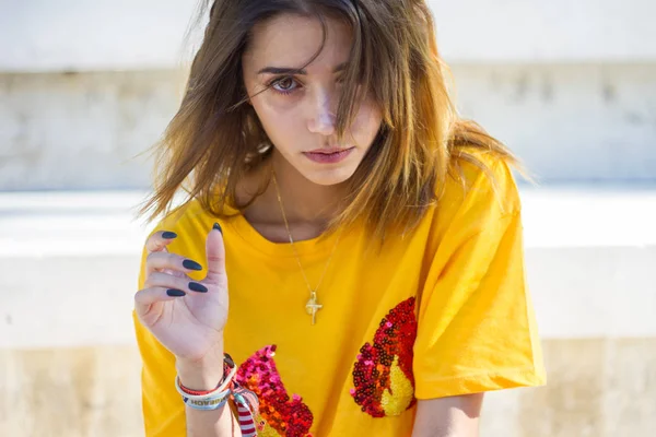 Retrato Una Joven Posando Calle Con Una Camisa Amarilla Mientras — Foto de Stock