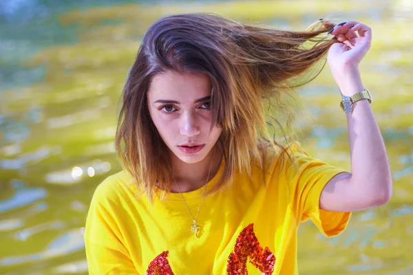 Retrato Uma Jovem Bonita Posando Rua Com Lago Verde Fundo — Fotografia de Stock