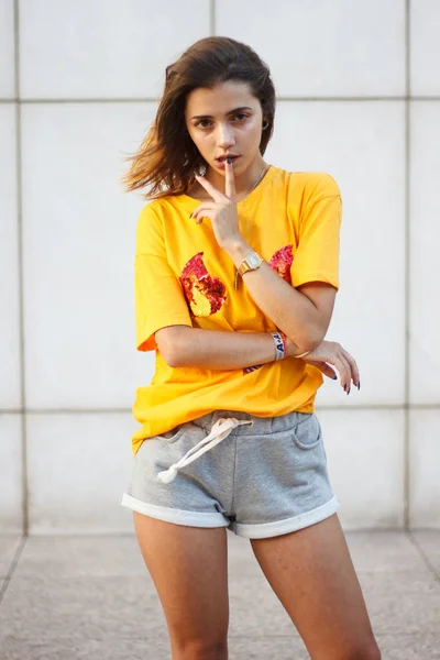 Молодая Женщина Позирует Улице Жёлтой Рубашке — стоковое фото