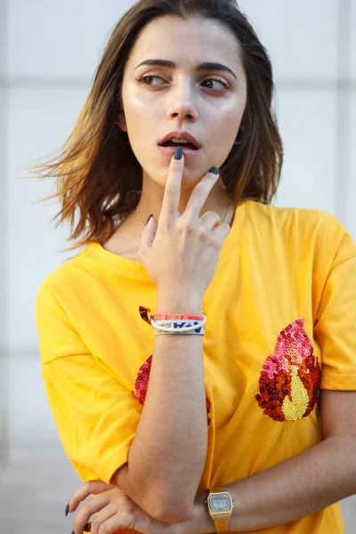 Retrato Uma Jovem Posando Rua Usando Uma Camisa Amarela Enquanto — Fotografia de Stock