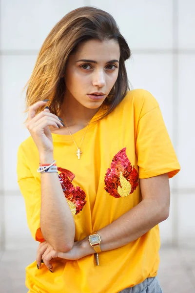 Портрет Молодой Женщины Позирующей Улице Жёлтой Рубашке Пока Светит Солнце — стоковое фото