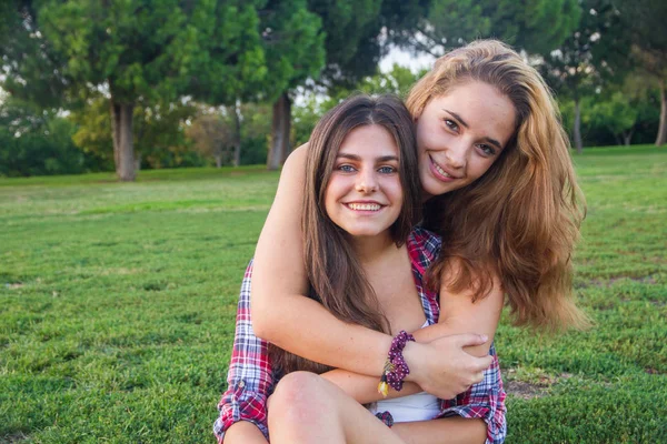 Mujeres Jóvenes Disfrutando Riendo Parque Día Soleado — Foto de Stock