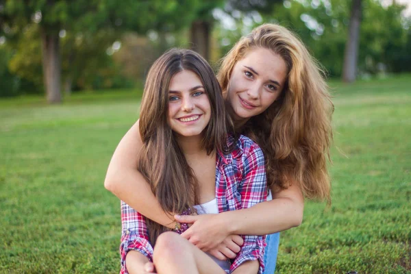 Jonge Vrouwen Genieten Lachen Het Park Een Zonnige Dag — Stockfoto