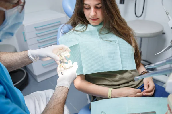 椅子に座っている若い女性に健康的な歯磨きのプロ医師デモのプロセス — ストック写真