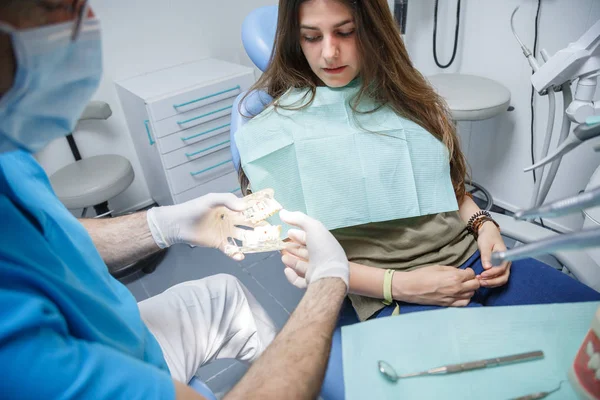 Επαγγελματίας Γιατρός Διαδικασία Επίδειξης Υγιή Δόντια Βούρτσισμα Νεαρή Γυναίκα Κάθεται — Φωτογραφία Αρχείου