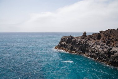 Kayalık alanı lav tarafından kurulan Los Hervideros Lanzarote, Kanarya Adaları, İspanya denilen. 