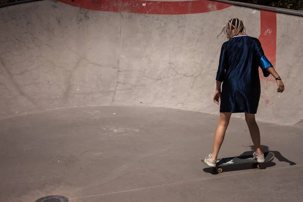 Mujer Joven Con Estilo Urbano Haciendo Skateboarding Skatepark — Foto de Stock