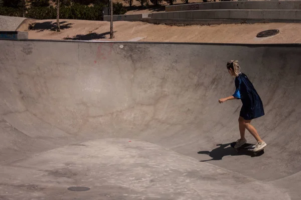 Junge Frau Mit Urbanem Stil Beim Skateboarden Einem Skatepark — Stockfoto