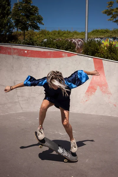 Jovem Com Estilo Urbano Fazendo Skate Parque Skate — Fotografia de Stock