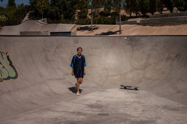 Jovem Com Estilo Urbano Fazendo Skate Parque Skate — Fotografia de Stock