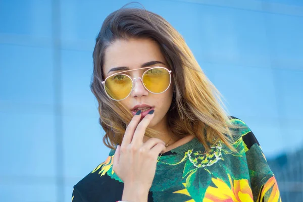 Jovem Com Camisa Flor Colorida Óculos Sol Posando Rua — Fotografia de Stock