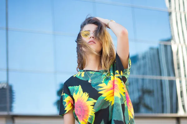 Mujer Joven Con Camisa Flores Colores Gafas Sol Posando Calle — Foto de Stock