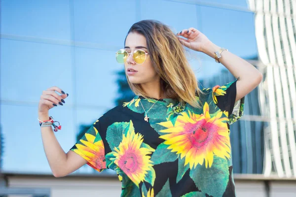 Молодая Женщина Разноцветной Цветочной Рубашке Солнечных Очках Позирует Улице — стоковое фото
