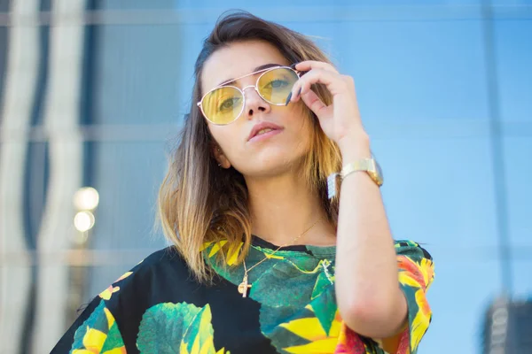 Jovem Com Camisa Flor Colorida Óculos Sol Posando Rua — Fotografia de Stock