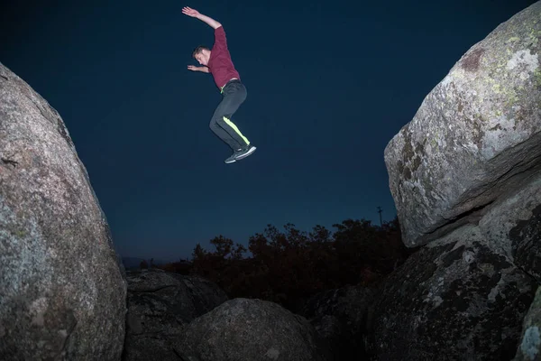 View Sportive Man Jumping Rock Rock Doing Parkour Dark Night — Stock Photo, Image