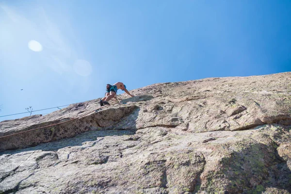 Underifrån Skott Shirtless Male Klättrare Berget Klättervägg Fantastiska Solig Dag — Stockfoto