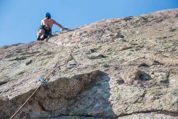 Знизу Знімок Сорочки Чоловічий Альпініст Вилазить Акцентом Гірській Стіні Дивовижний — стокове фото