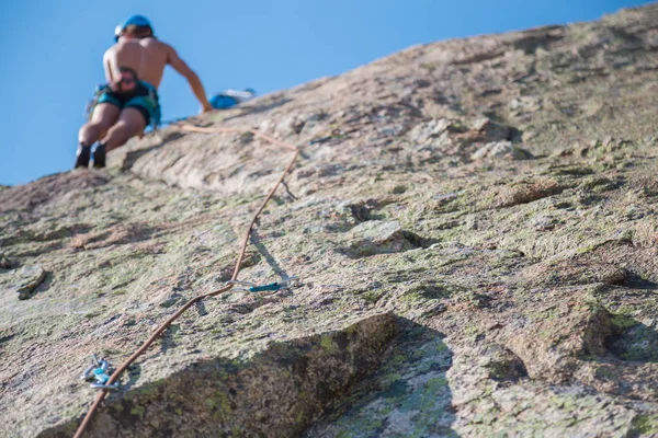 Shot Shirtless Male Climber Climbing Out Focus Mountain Wall Amazing — Stock Photo, Image