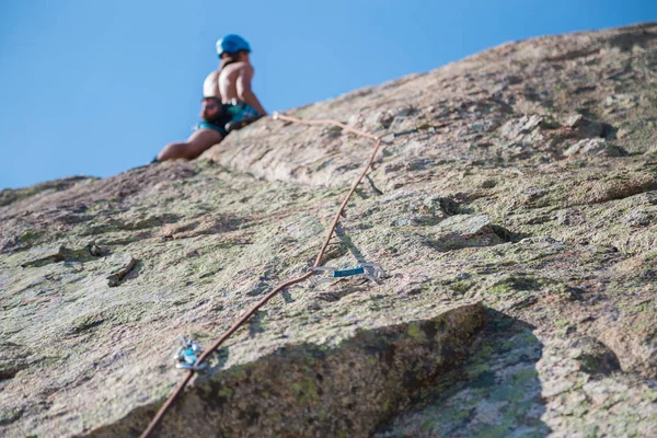 Shot Shirtless Male Climber Climbing Out Focus Mountain Wall Amazing — Stock Photo, Image