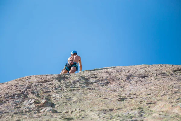 クライミングウォール山驚くほど晴れた日に上半身裸の男性登山家のショットの下から — ストック写真