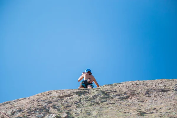 Onderstaande Schot Van Shirtless Mannelijke Klimmer Berg Klimmuur Prachtige Zonnige — Stockfoto