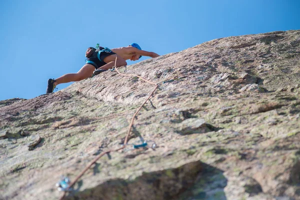 Снизу Снимок Безрубашечного Альпиниста Лазающего Горной Стене Удивительный Солнечный День — стоковое фото