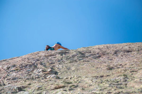 Снизу Снимок Безрубашечного Альпиниста Лазающего Горной Стене Удивительный Солнечный День — стоковое фото