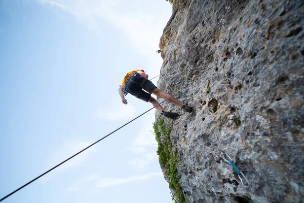 Знизу Знімок Чоловічого Альпініста Вилазить Гірську Стіну Дивовижний Сонячний День — стокове фото