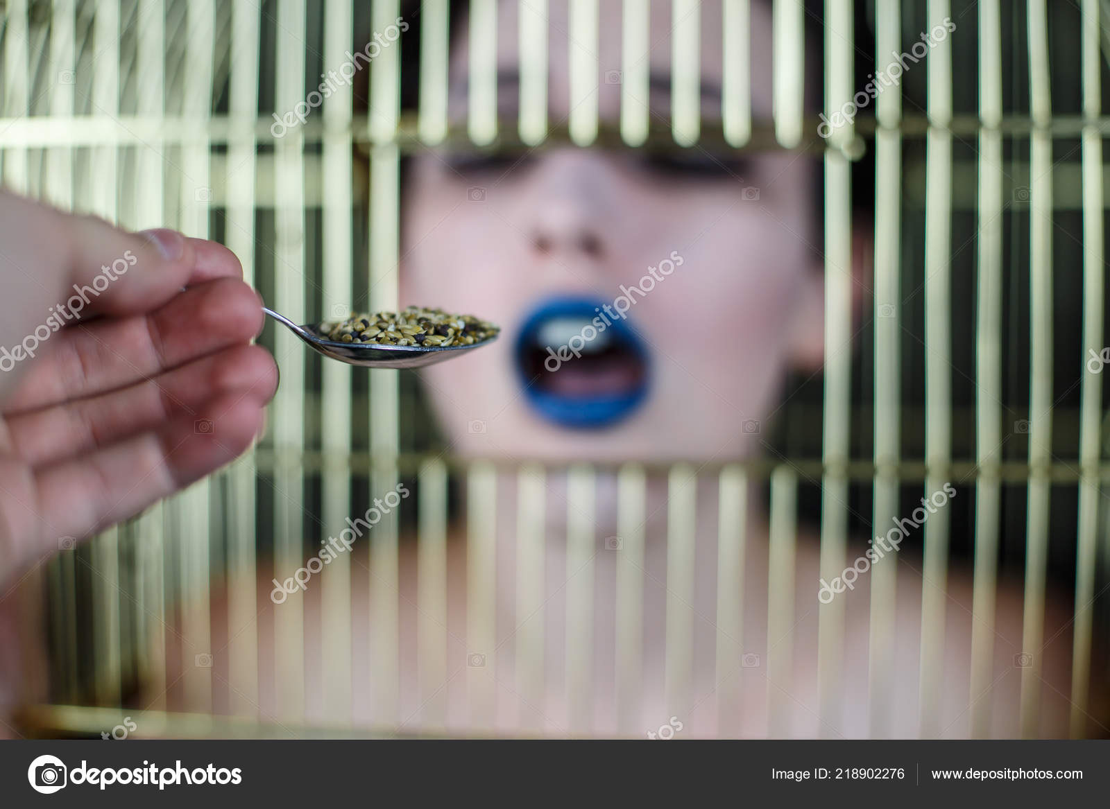 Conceptuel Coup Femme Aux Lèvres Bleues Cage Oiseau Sur Tête