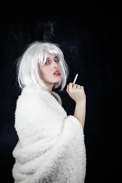 Aantrekkelijke Jonge Vrouw Kostuum Sigaar Roken Kijken Naar Camera Terwijl — Stockfoto
