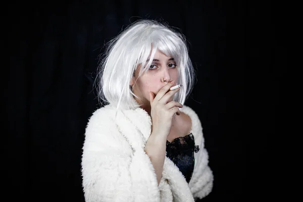 Aantrekkelijke Jonge Vrouw Kostuum Sigaar Roken Kijken Naar Camera Terwijl — Stockfoto