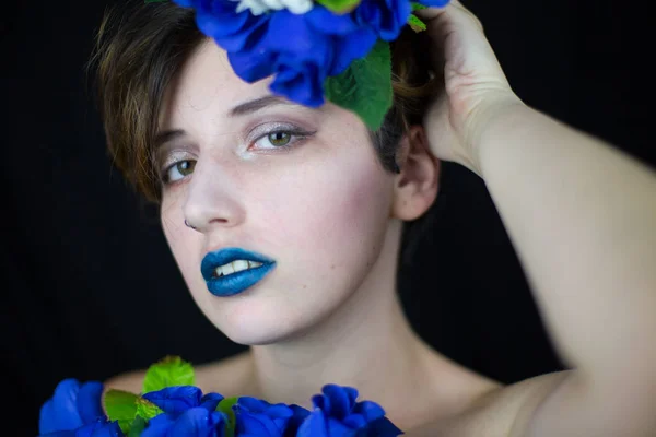 Sensuele Jongedame Aanraken Van Gezicht Kijkt Weg Met Blauwe Bloemen — Stockfoto