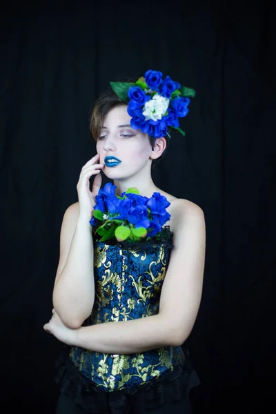 Zmysłowe Woman Młodych Dotykania Twarzy Szukasz Drogi Skład Niebieskie Kwiaty — Zdjęcie stockowe