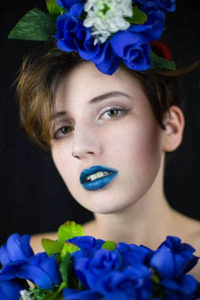 Zmysłowe Woman Młodych Dotykania Twarzy Szukasz Drogi Skład Niebieskie Kwiaty — Zdjęcie stockowe