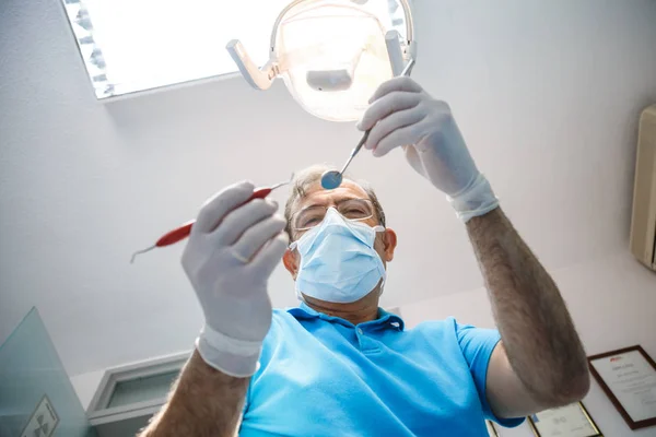 Odontoiatra Professionista Che Esamina Paziente — Foto Stock
