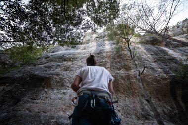 Üzerinden aşağıda koşum anonim insanın Dağı'nda yukarıya bakıp kontrol tırmanma cliff ortak