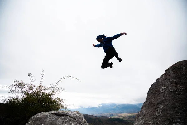 View Sportive Man Jumping Rock Rock Doing Parkour Afternoon — Stock Photo, Image