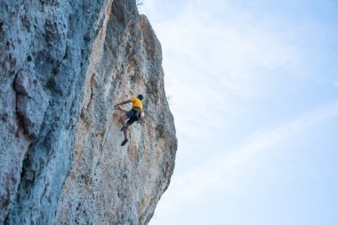 Süre rappelling ve gösterileri pirouettes havada uçan bir ipte asılı kask olmayan adam görünümünü 