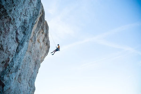 Vista Del Hombre Sin Casco Colgado Una Cuerda Mientras Rappel —  Fotos de Stock