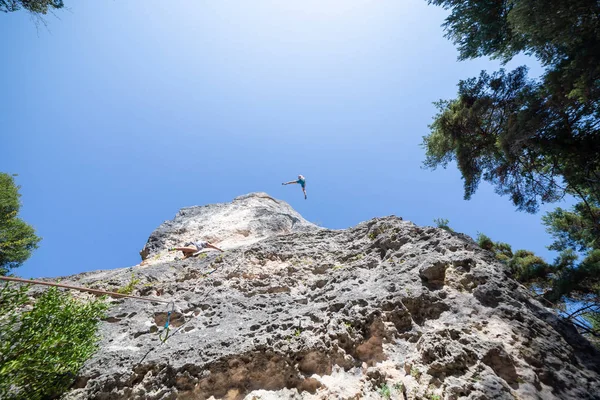 Baixo Tiro Alpinista Preso Com Corda Saltando Topo Montanha Sob — Fotografia de Stock