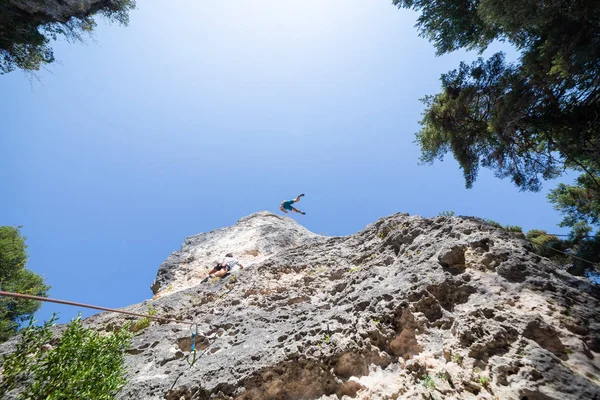 Знизу Постріл Альпініста Закріплений Мотузкою Стрибає Вершини Гори Під Блакитним — стокове фото